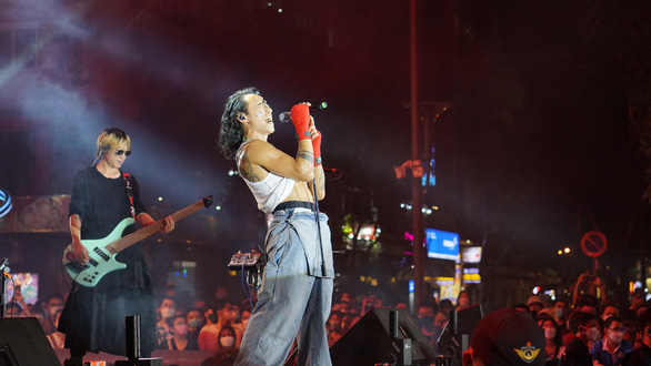 Vietnamese rock show attracts hundreds of spectators in downtown Ho Chi Minh City