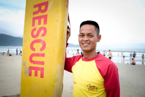 Nguyen Huu Toan Chung, the lifeguard who saved the lives of 4 tourists from drowning at My Khe beach on the night of March 27, 2022. Photo: Tan Luc / Tuoi Tre