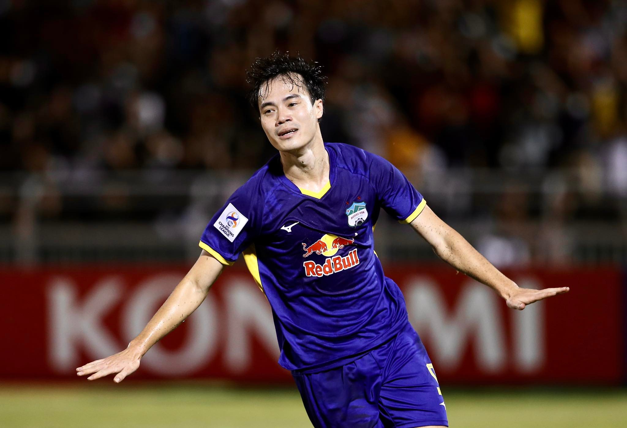 Nguyen Van Toan celebrates his goal for Hoang Anh Gia Lai during their clash against Jeonbuk Hyundai Motors in Group H’s fourth round of the AFC Champions League 2022 at Thong Nhat Stadium in Ho Chi Minh City, April 25, 2022. Photo: Nguyen Khoi / Tuoi Tre