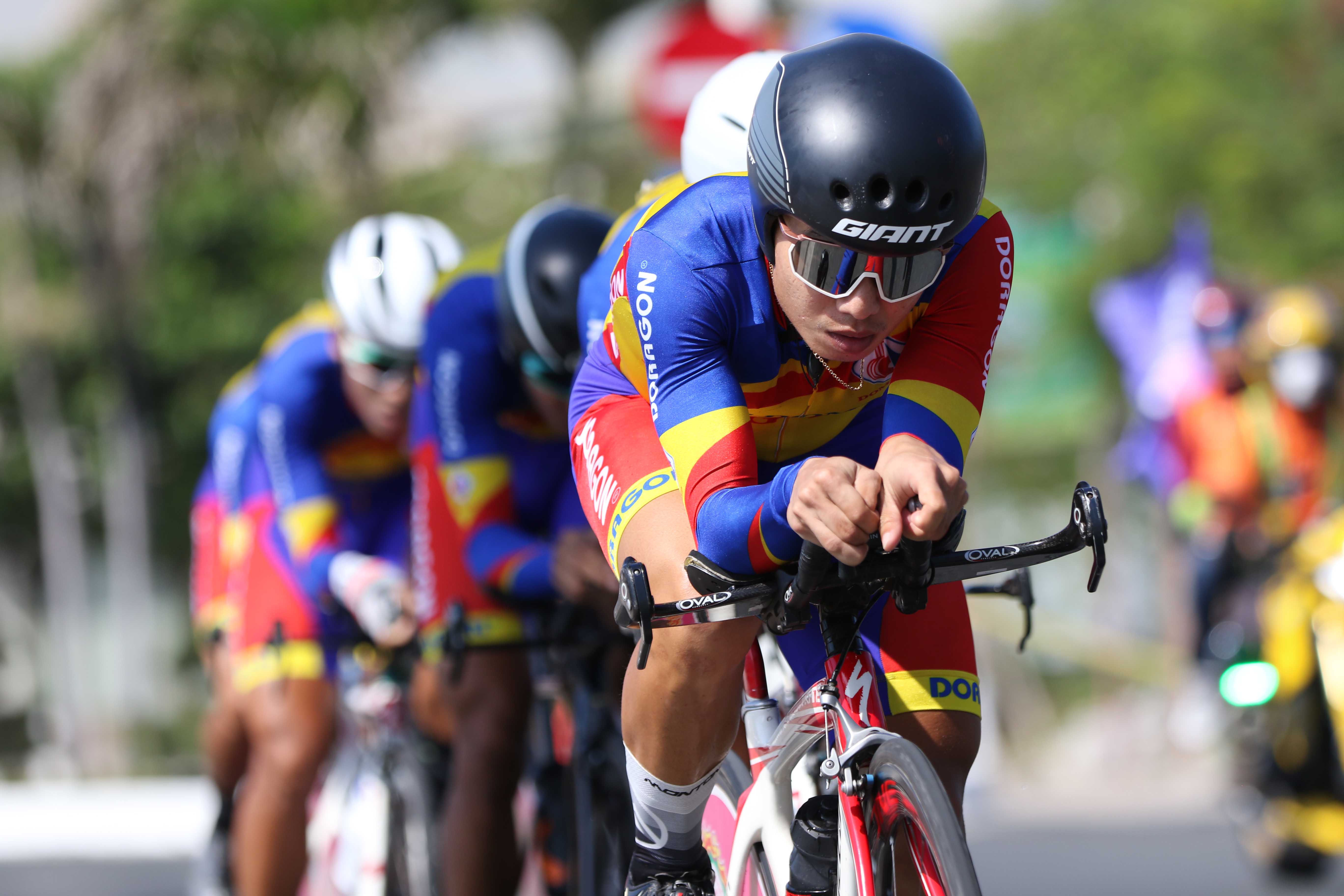 Duoc Domesco Dong Thap cyclists race in the 19th stage of the 2022 Ho Chi Minh City TV (HTV) Cup tournament in Nha Trang City, Khanh Hoa Province, Vietnam, April 25, 2022. Photo: T.P. / Tuoi Tre