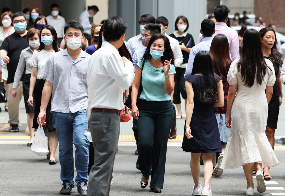 Office workers go for lunch at the central business district on the first day free of coronavirus disease (COVID-19) restrictions in Singapore, April 26, 2022. Photo: Reuters