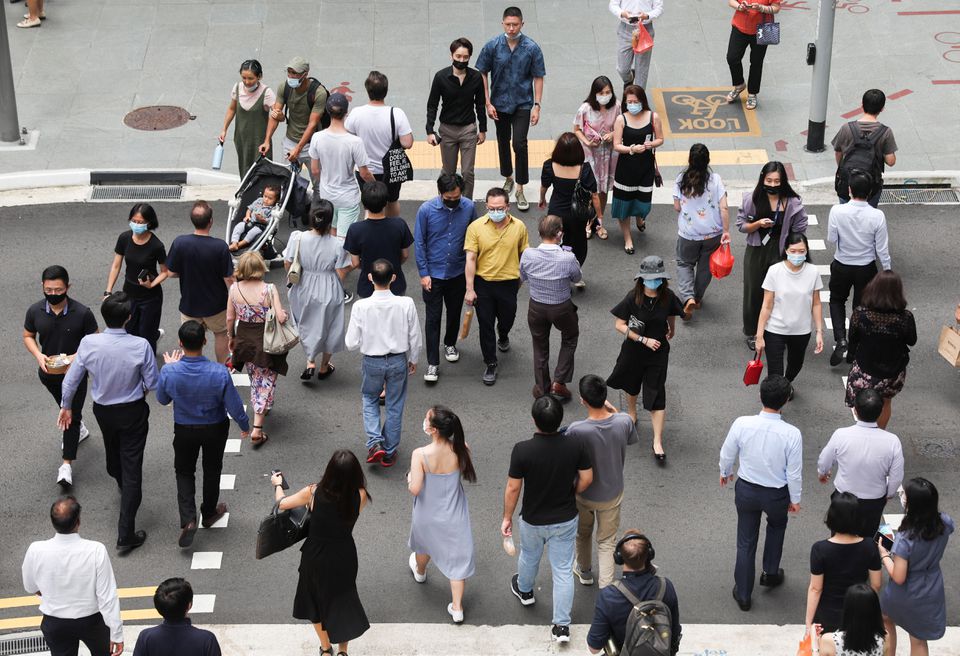 Office workers go for lunch at the central business district on the first day free of coronavirus disease (COVID-19) restrictions in Singapore, April 26, 2022. Photo: Reuters