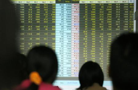 Vietnam stocks fall to lowest level since July 2021