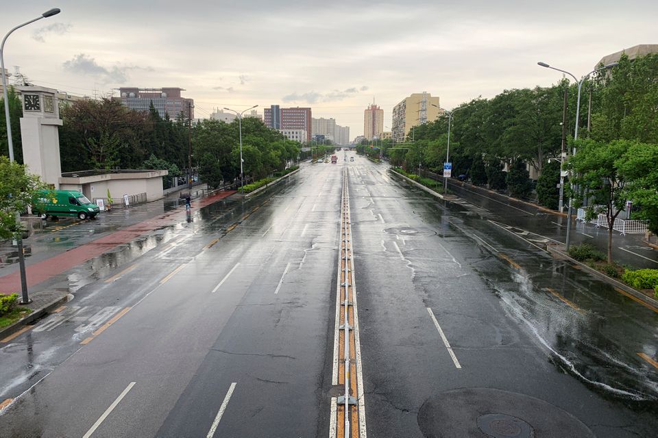 A road with little traffic is seen next to an area under lockdown following the coronavirus disease (COVID-19) outbreak, in Chaoyang district of Beijing, China April 27, 2022. Photo: Reuters