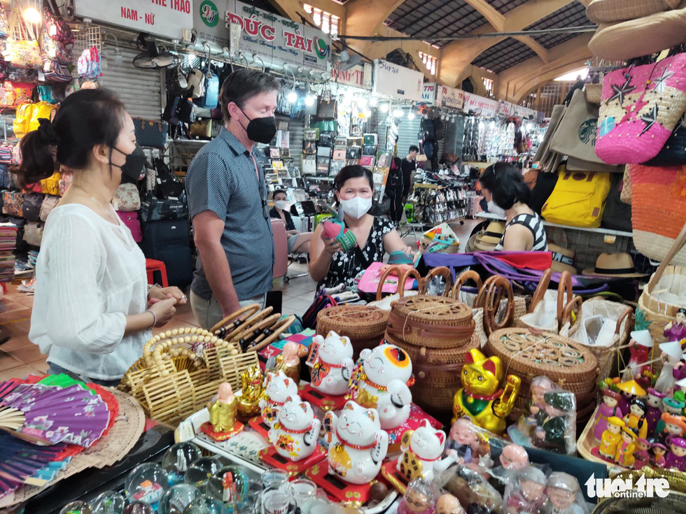 Handicrafts and souvenirs, despite seeing weaker consumption, gradually regain the popularity, thanks to the soaring number of foreign visitors. Photo: N.Tri / Tuoi Tre