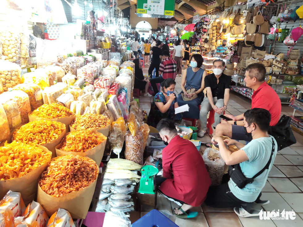 Dried seafood, cashew nuts and lotus seeds are popular items bought by domestic and international tourists. Photo: N.Tri / Tuoi Tre