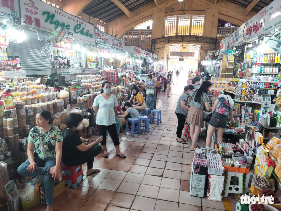 A majority of stalls providing food, dried fruit and confectionery at Ben Thanh Market have restarted operating. Photo: N.Tri / Tuoi Tre