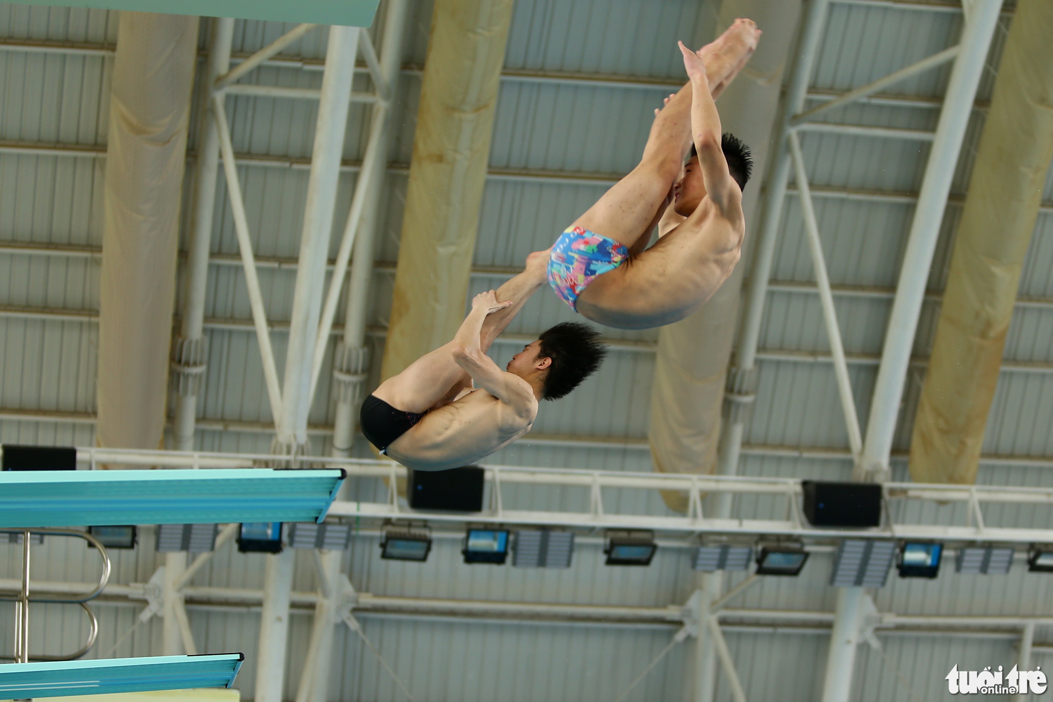 Vietnamese diving athletes train for the 31st Southeast Asian (SEA) Games at My Dinh Water Sports Center in Hanoi, April 25, 2022. Photo: Tuoi Tre
