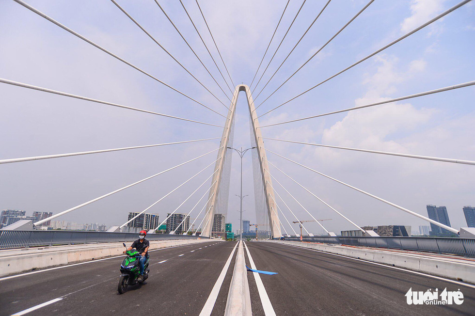 A closed-up of the Thu Thiem 2 Bridge is seen in this photo on April 28, 2022. Photo: Quang Dinh / Tuoi Tre