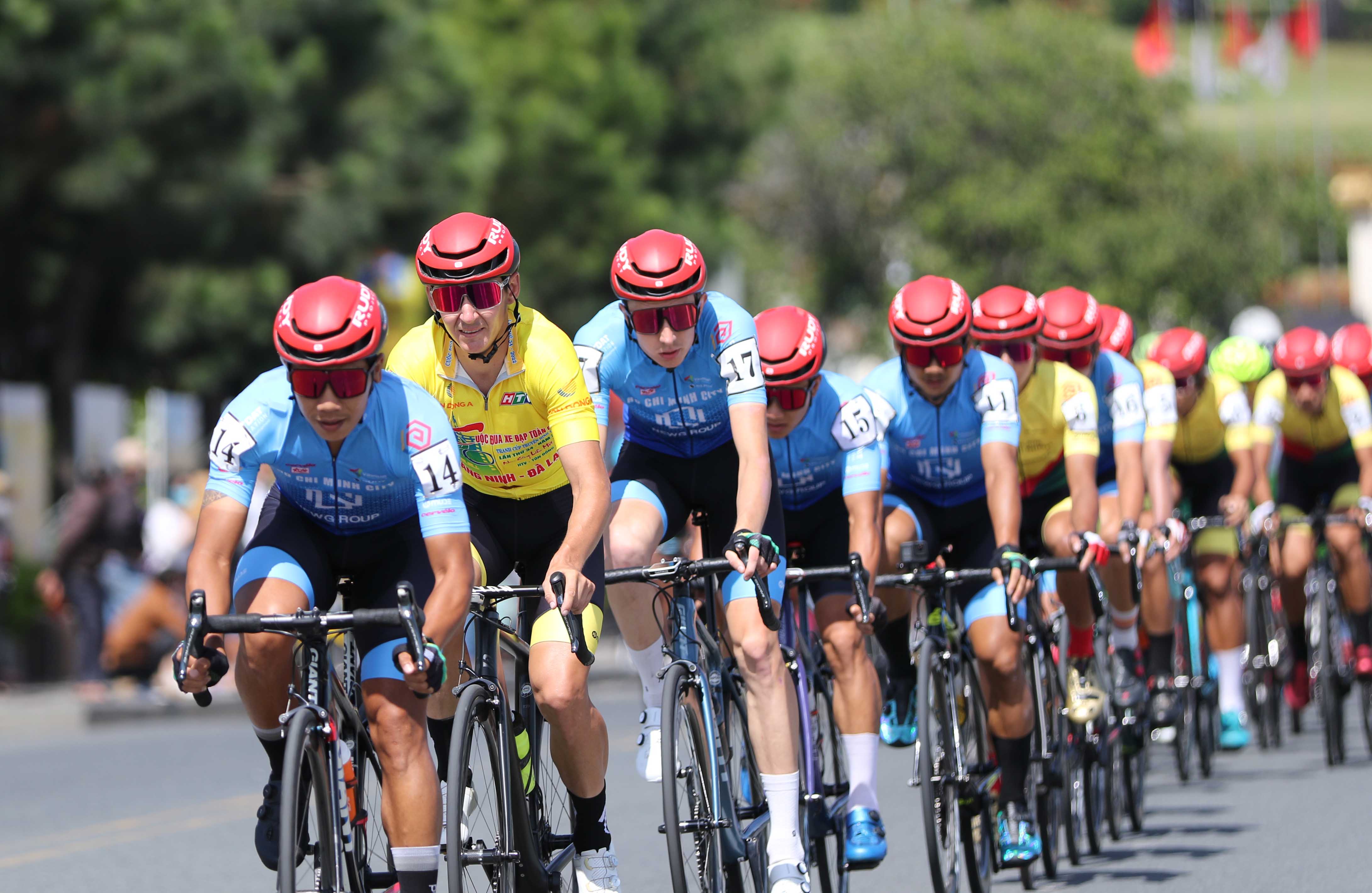 Cyclists race in the 21st round of the 2022 Ho Chi Minh City TV (HTV) Cup tournament in Da Lat City, Lap Dong Province, Vietnam, April 28, 2022. Photo: T.P. / Tuoi Tre