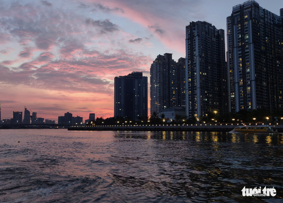 A panoramic photo of sunset on Saigon River from the waterbus in Ho Chi Minh City. Photo: Vu Thuy / Tuoi Tre