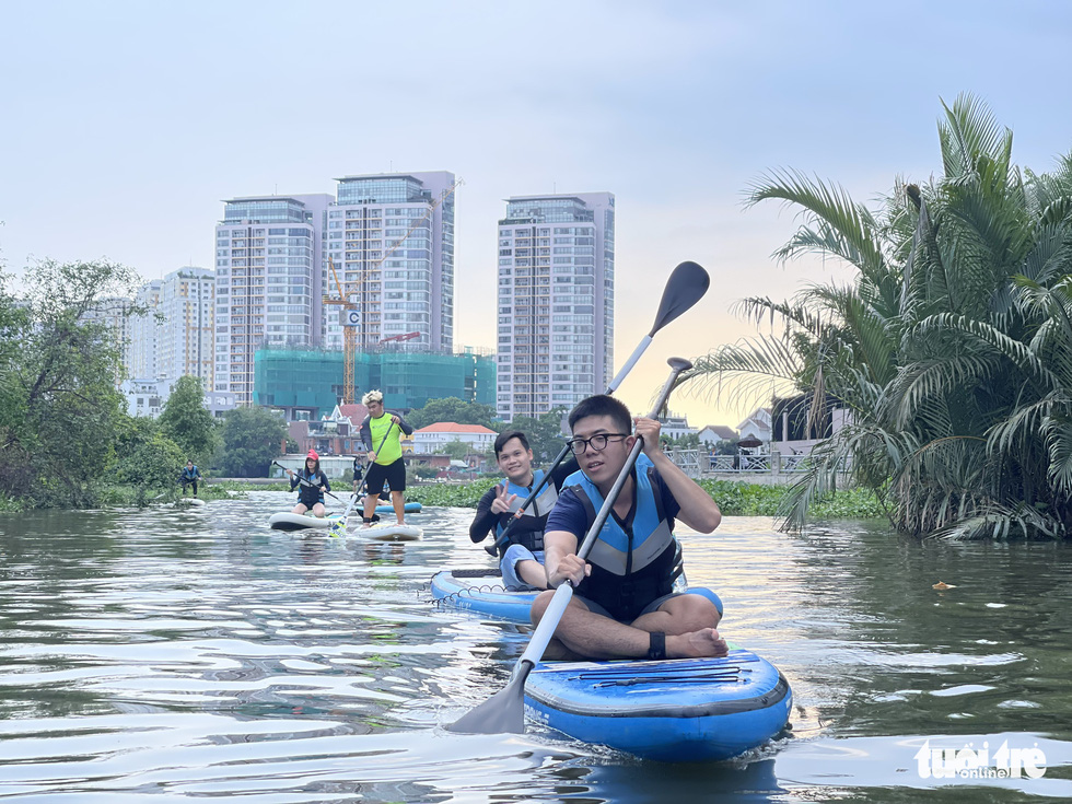 A group of youngsters paddle their SUP in Ho Chi Minh City, Vietnam. Photo: Thanh Huy / Tuoi Tre