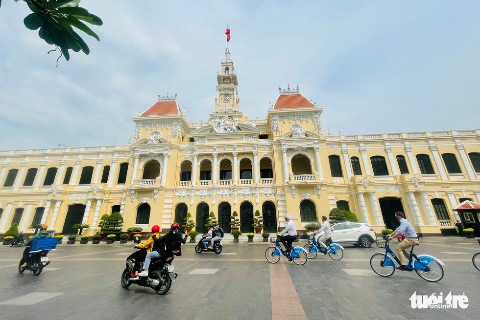 People use the bike sharing service in District 1, Ho Chi Minh City. Photo: Le Phan / Tuoi Tre