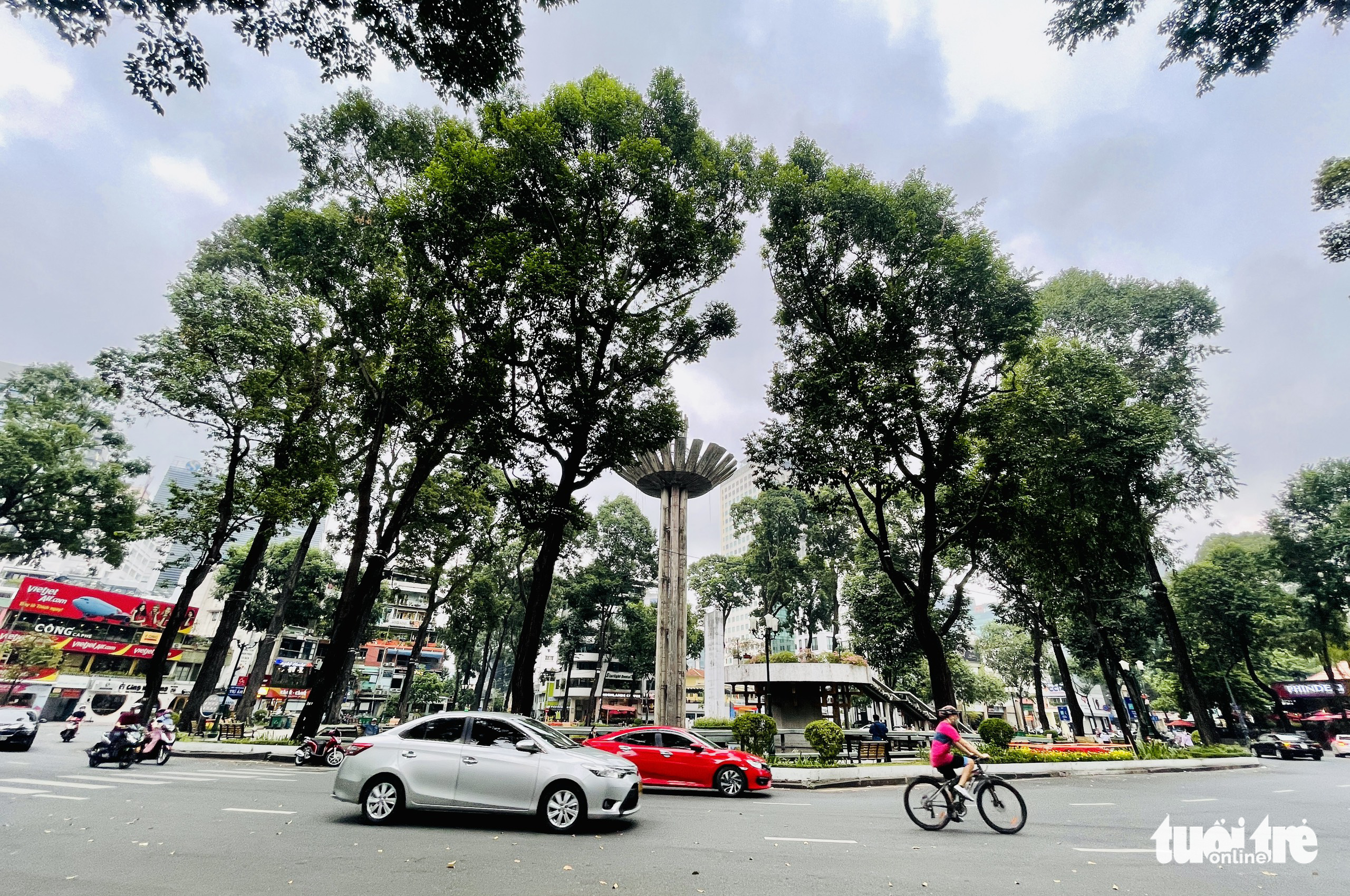 Ho Chi Minh City starts revamping sidewalks around Turtle Lake
