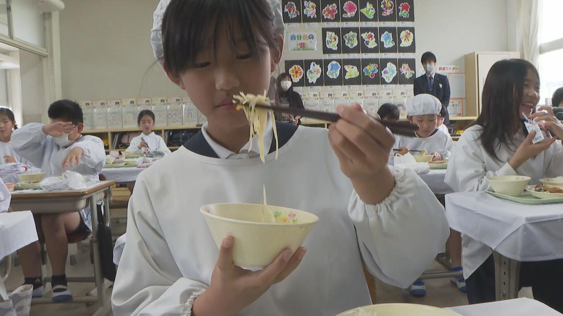 A student eats Vietnam’s bun bo hue for lunch at a school in Saijō city, Ehime Prefecture, Japan. Photo: Ehime Asahi Television