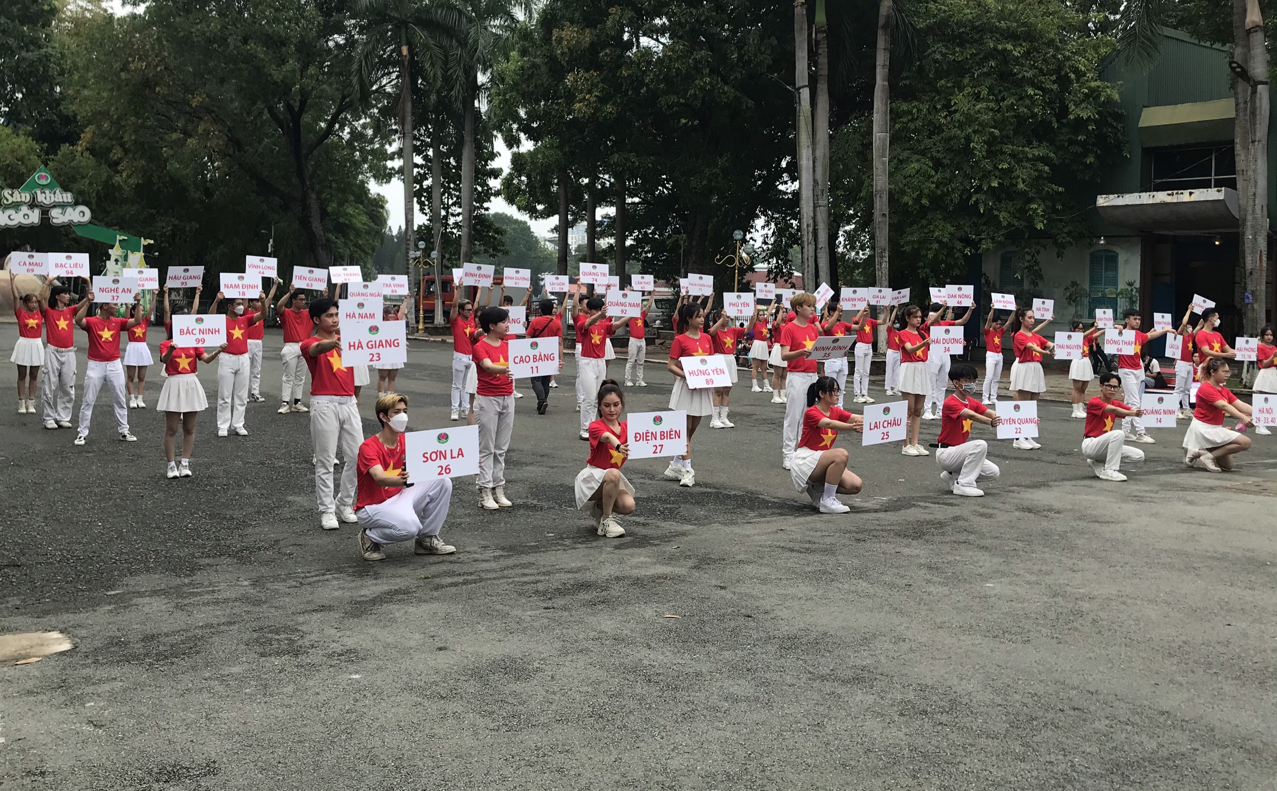 Young people perform a flashmob at Dam Sen Cultural Park in District 11, Ho Chi Minh City, April 30, 2022. Photo: N. Tri / Tuoi Tre