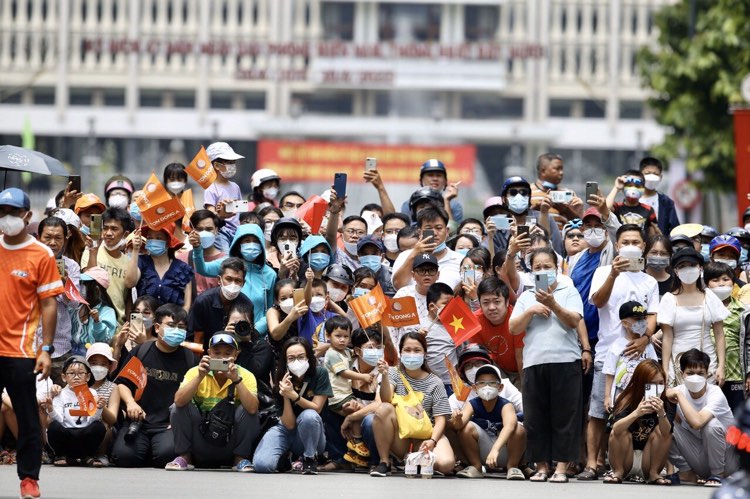 Spectators cheer for cyclists in the final round of the 2022 Ho Chi Minh City TV (HTV) Cup tournament, April 30, 2022. Photo: N.K. / Tuoi Tre