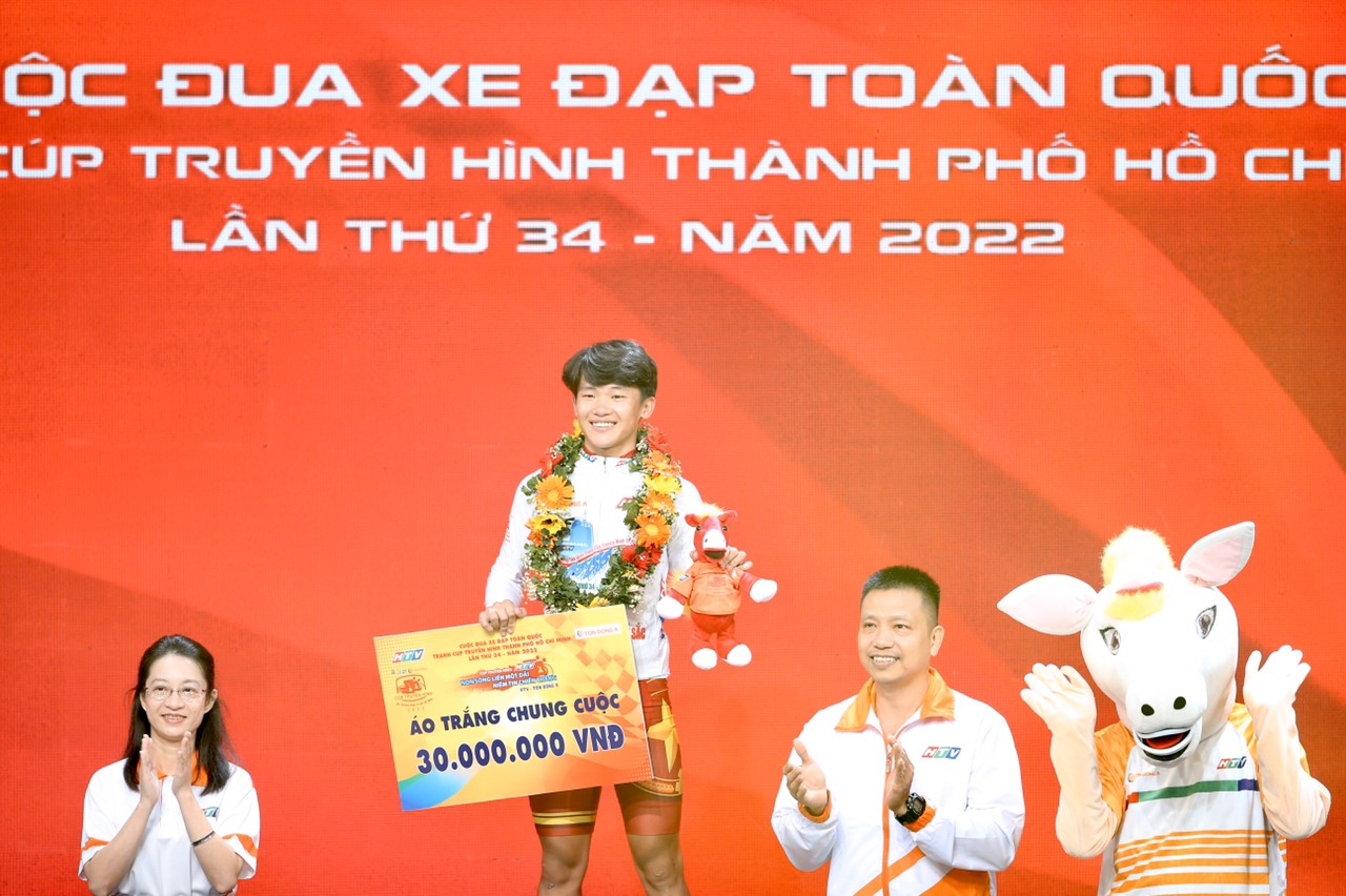Pham Le Xuan Loc of Quan Khu 7 wins the best young rider title of the 2022 Ho Chi Minh City TV (HTV) Cup tournament, April 30, 2022. Photo: N.K. / Tuoi Tre