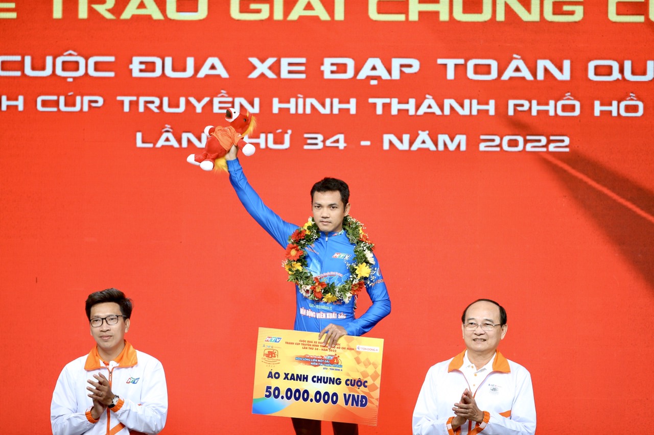 Nguyen Tan Hoai of Tap Doan Loc Troi wins the blue jersey and the prize of VND50 million (US$2,177) in the points classification of the 2022 Ho Chi Minh City TV (HTV) Cup tournament, April 30, 2022. Photo: N.K. / Tuoi Tre