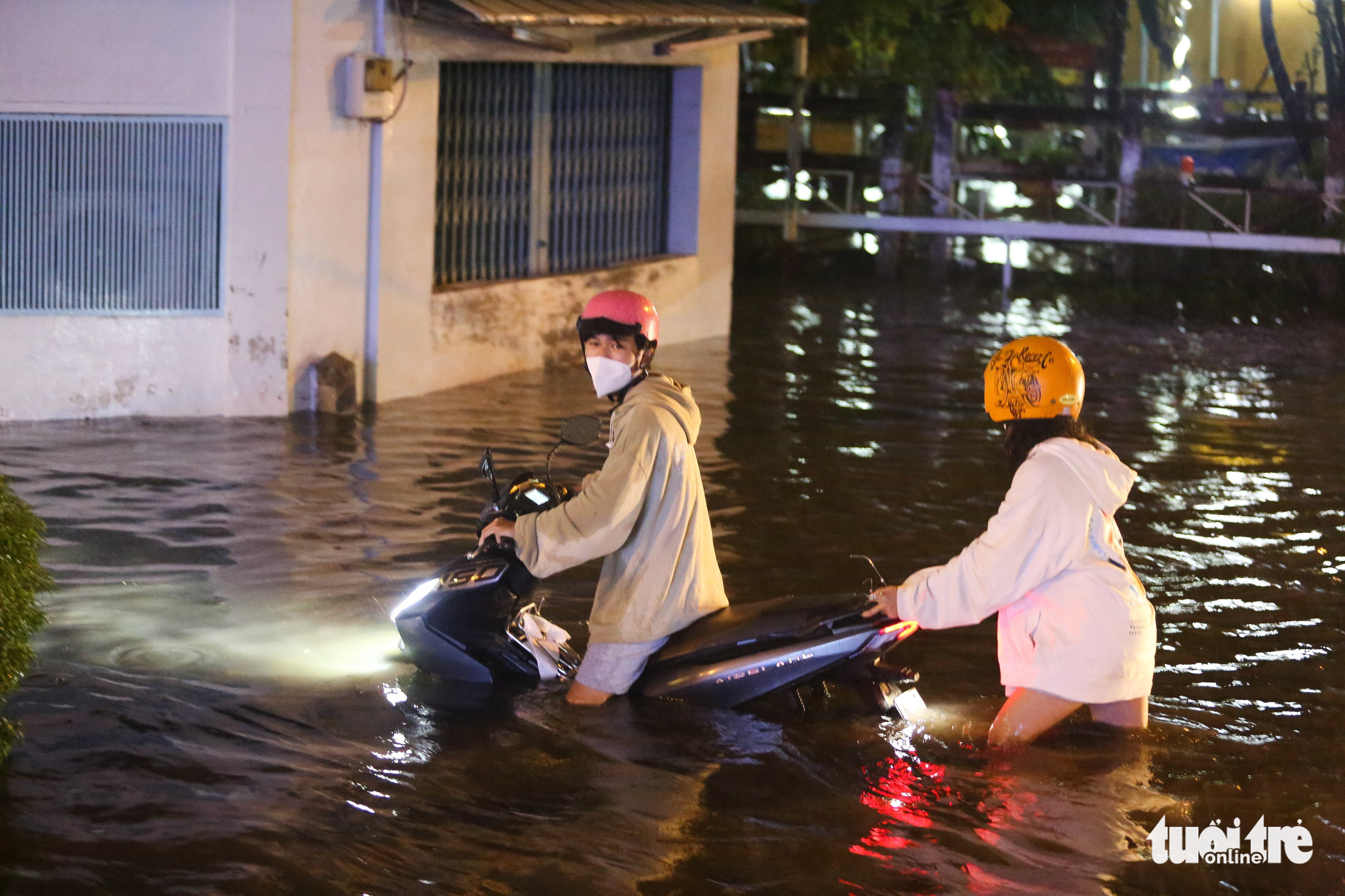 Motorcyclist wade through rainwater on a street in Thu Duc City, Ho Chi Minh City, April 29, 2022. Photo: Chau Tuan / Tuoi Tre