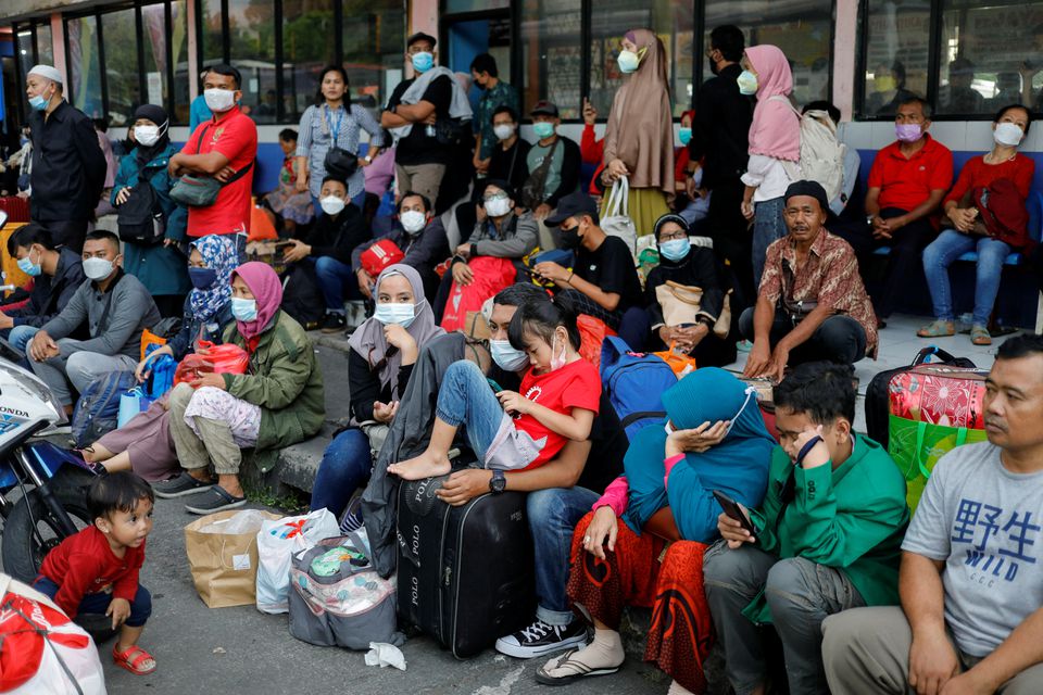 People wait for the buses at Kampung Rambutan bus terminal, as Indonesian Muslims travel home to celebrate Eid al-Fitr, known locally as 'Mudik', in Jakarta, Indonesia, April 29, 2022. Photo: Reuters