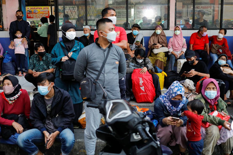 People wait for the buses at Kampung Rambutan bus terminal, as Indonesian Muslims travel home to celebrate Eid al-Fitr, known locally as 'Mudik', in Jakarta, Indonesia, April 29, 2022. Photo: Reuters