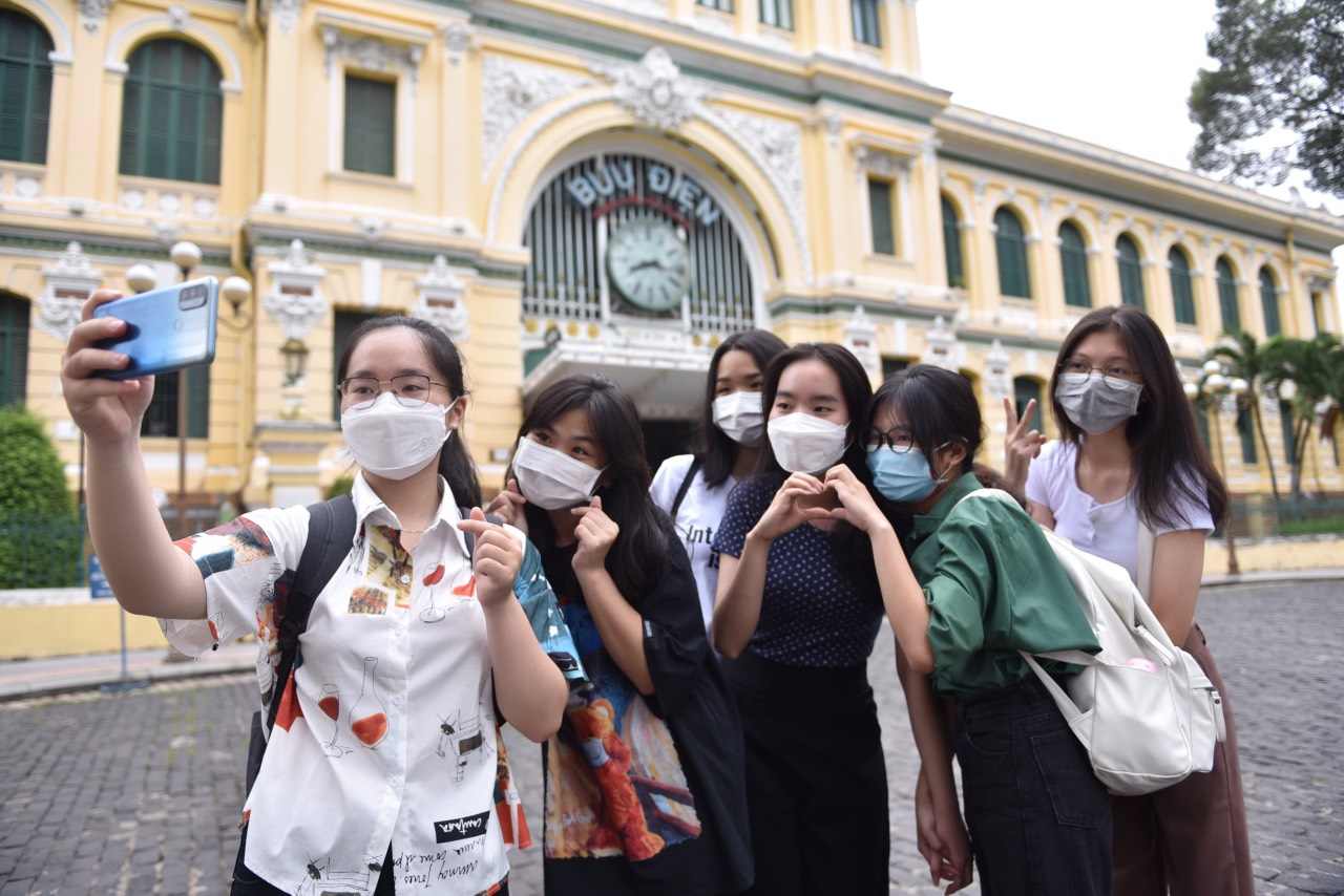 Young people take a 'we-fie' in front of the Central Post Office in District 1, Ho Chi Minh City, April 30, 2022. Photo: Ngoc Phuong / Tuoi Tre