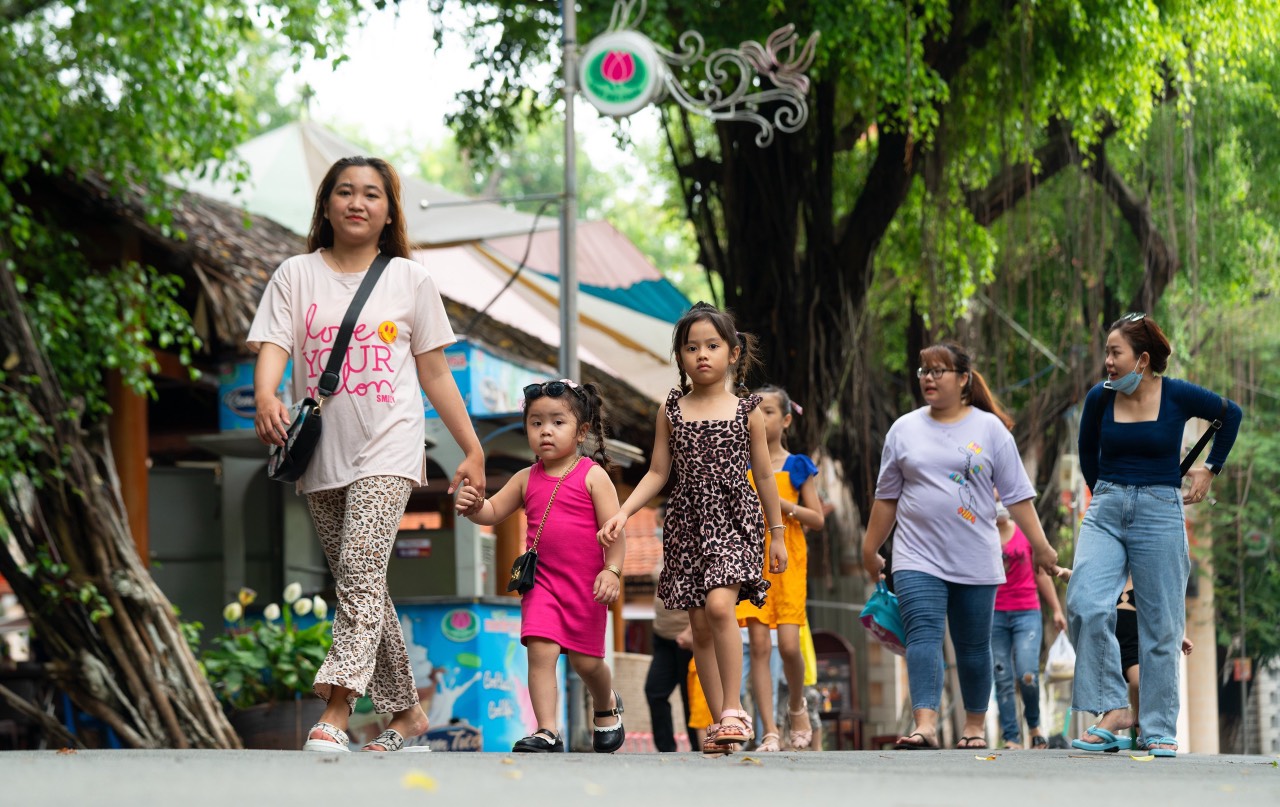 People visit the Saigon Zoo and Botanical Gardens in District 1, Ho Chi Minh City, April 30, 2022. Photo: N. Tri / Tuoi Tre