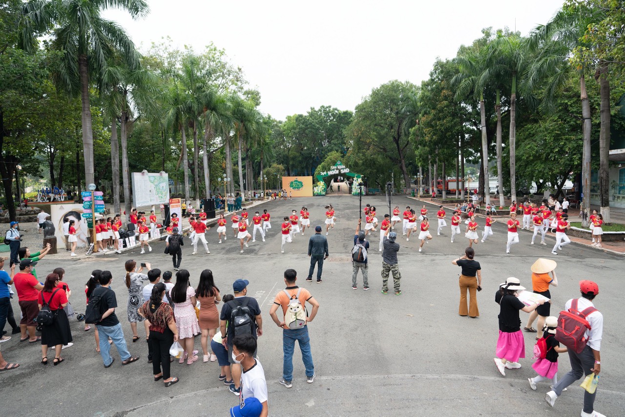 People watch a flashmob at Dam Sen Cultural Park in District 11, Ho Chi Minh City, April 30, 2022. Photo: N. Tri / Tuoi Tre