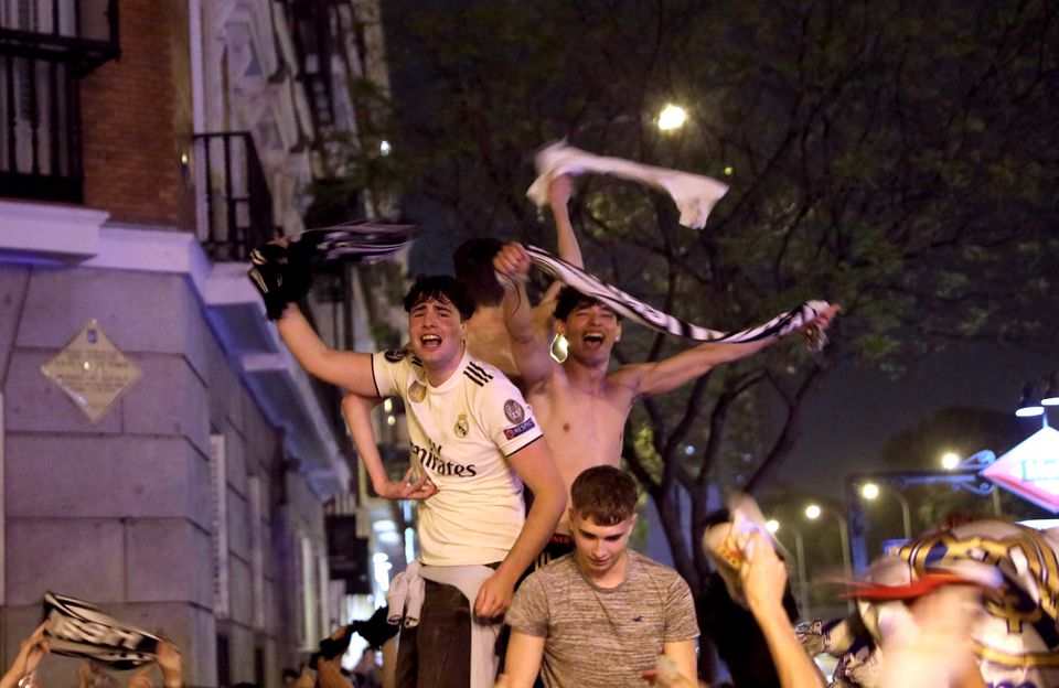 Thousands of Real Madrid fans celebrate league title with team