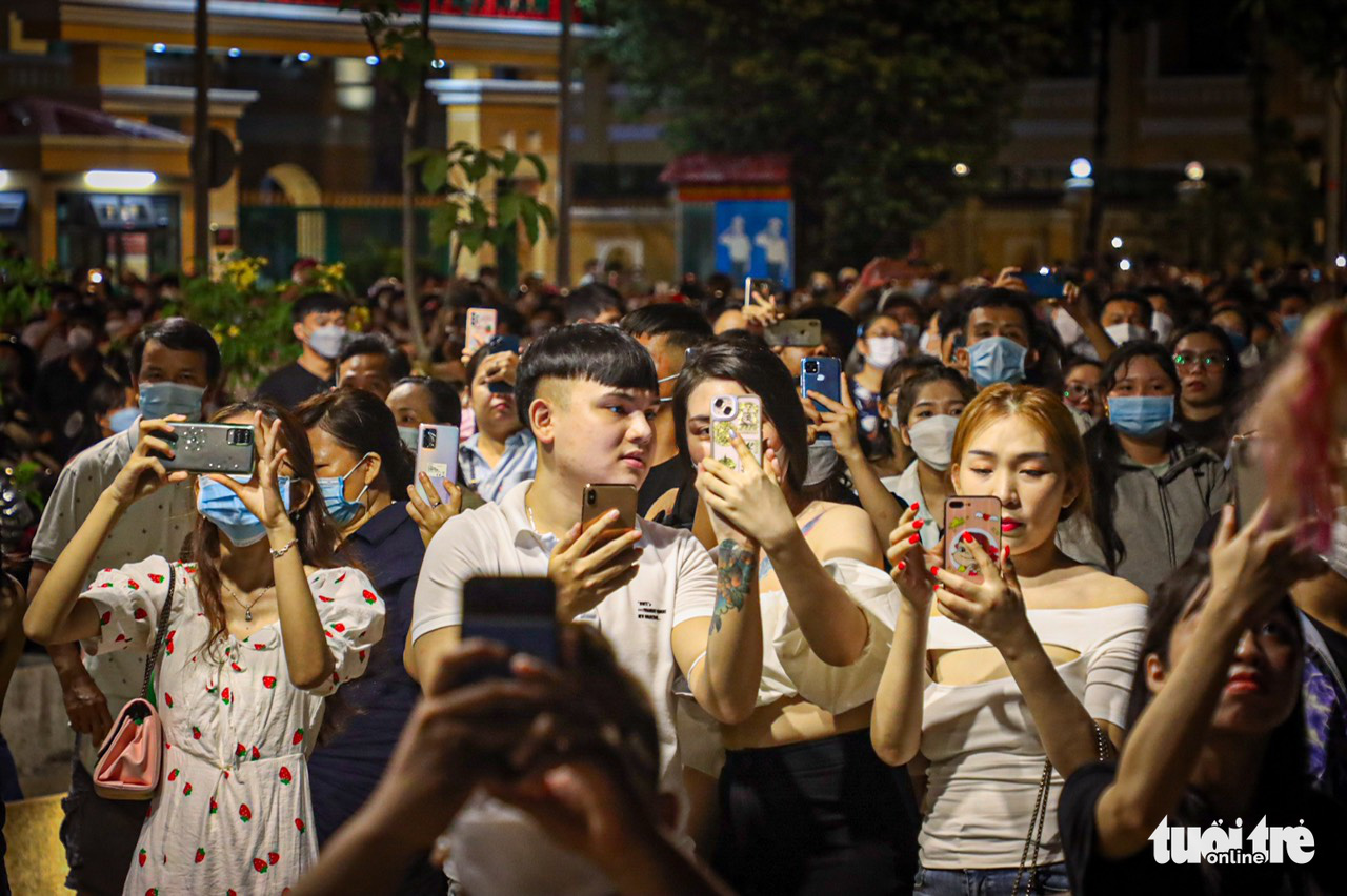 People film the pyrotechnic show on their phones in District 1, Ho Chi Minh City, April 30, 2022. Photo: Minh Duy / Tuoi Tre