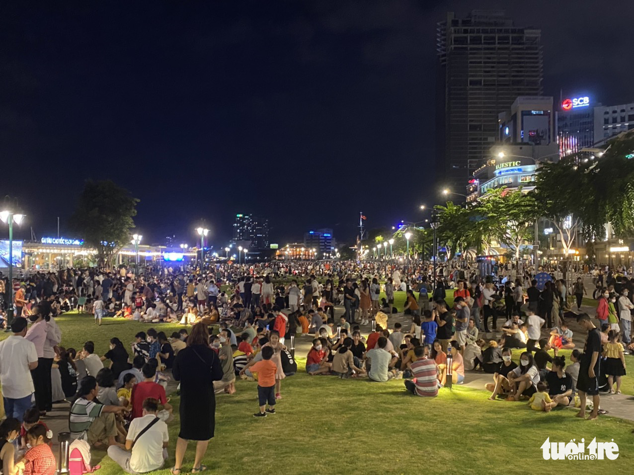 Residents crowd the Bach Dang Wharf Park prior to the fireworks performance in District 1, Ho Chi Minh City, April 30, 2022. Photo: Minh Duy / Tuoi Tre