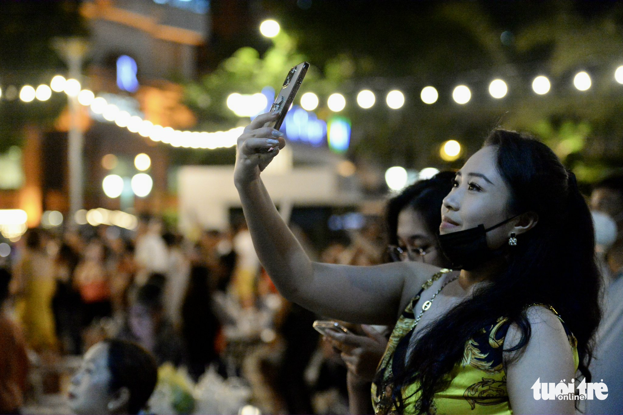 People film the pyrotechnic show on their phones in District 1, Ho Chi Minh City, April 30, 2022. Photo: Tu Trung / Tuoi Tre