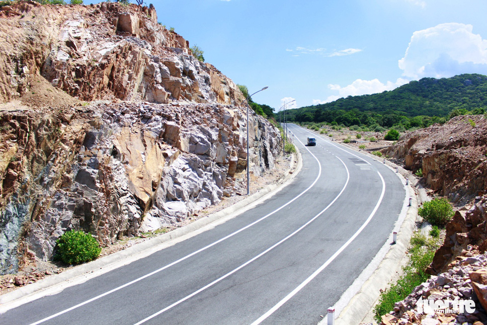 The Vinh Hy – Binh Lap coastal road through a rock mountain in south-central province of Khanh Hoa, Vietnam. Photo: Duy Ngoc / Tuoi Tre