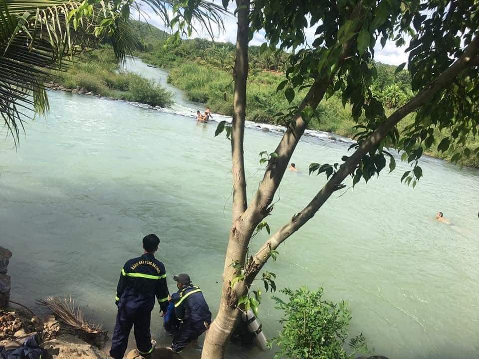 Rescuers search for a victim of a drowning case on the Serepok River in Dak Nong Province, Vietnam, May 1, 2022. Photo: D. P. / Tuoi Tre