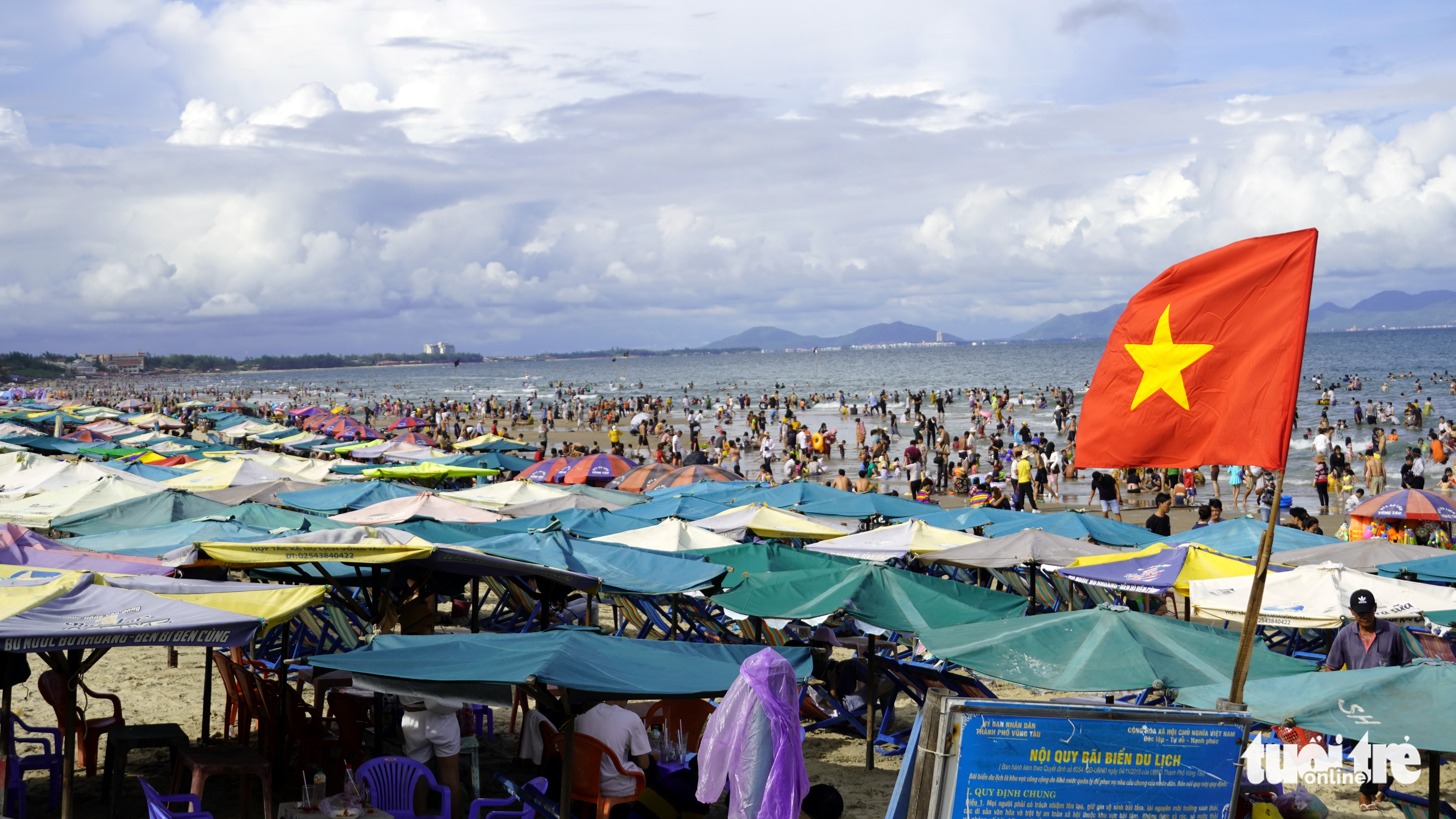 People go to a beach in Vung Tau City, Ba Ria - Vung Tau Province, Vietnam during the four-day public holiday marking Reunification Day (April 30) and International Workers’ Day (May 1) in 2022. Photo: Dong Ha / Tuoi Tre