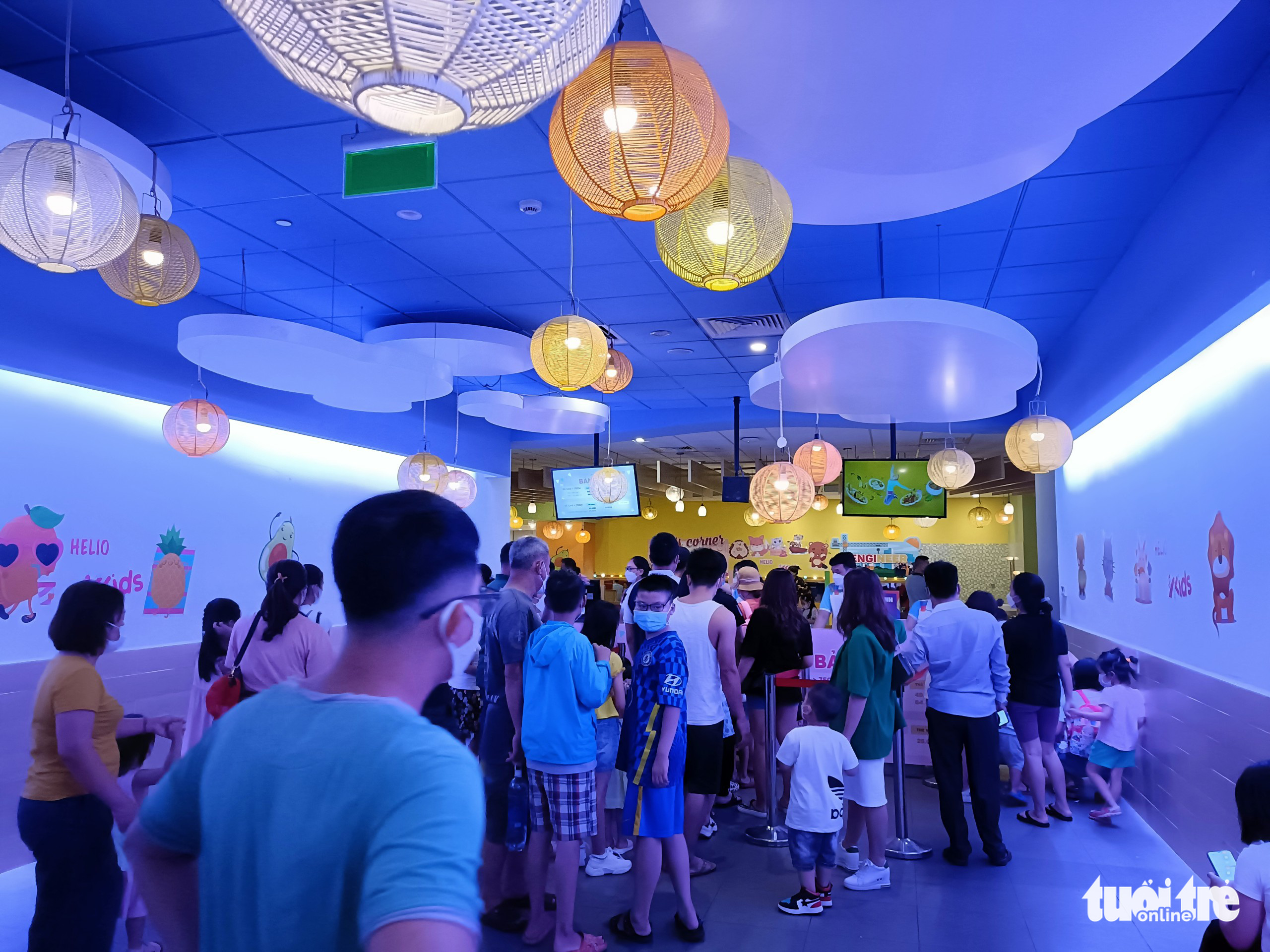 People wait for their turn to play a game at the Helio Center entertainment complex in Da Nang City, Vietnam. Photo: Truong Trung / Tuoi Tre