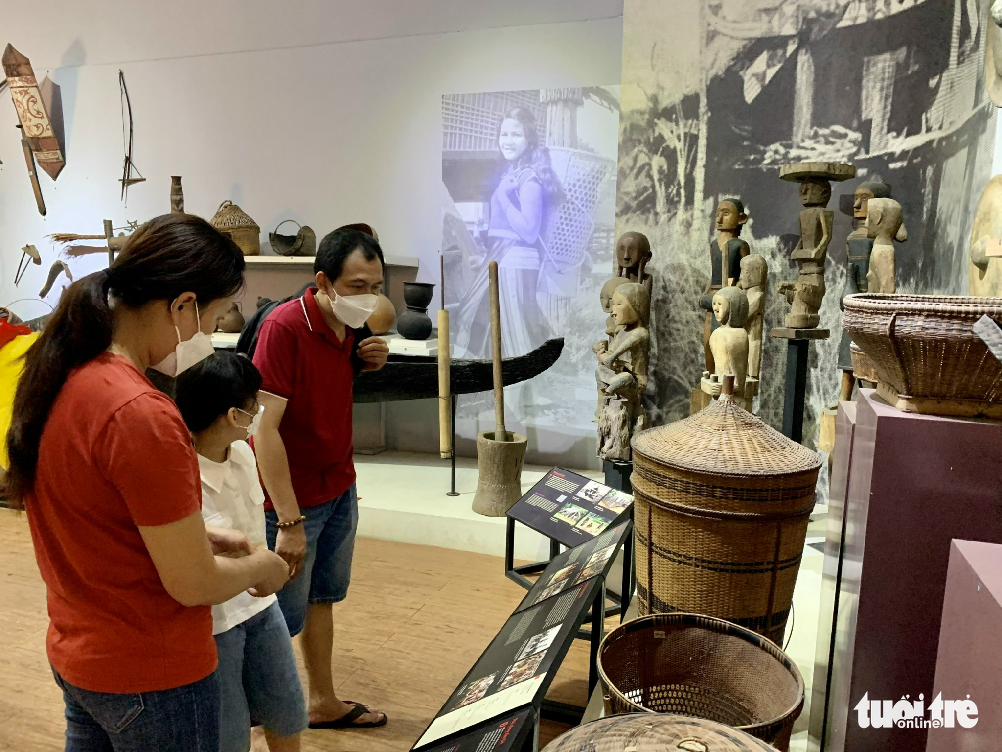A family visits the Ho Chi Minh City Museum of History, April 30, 2022. Photo: Hoai Phuong / Tuoi Tre