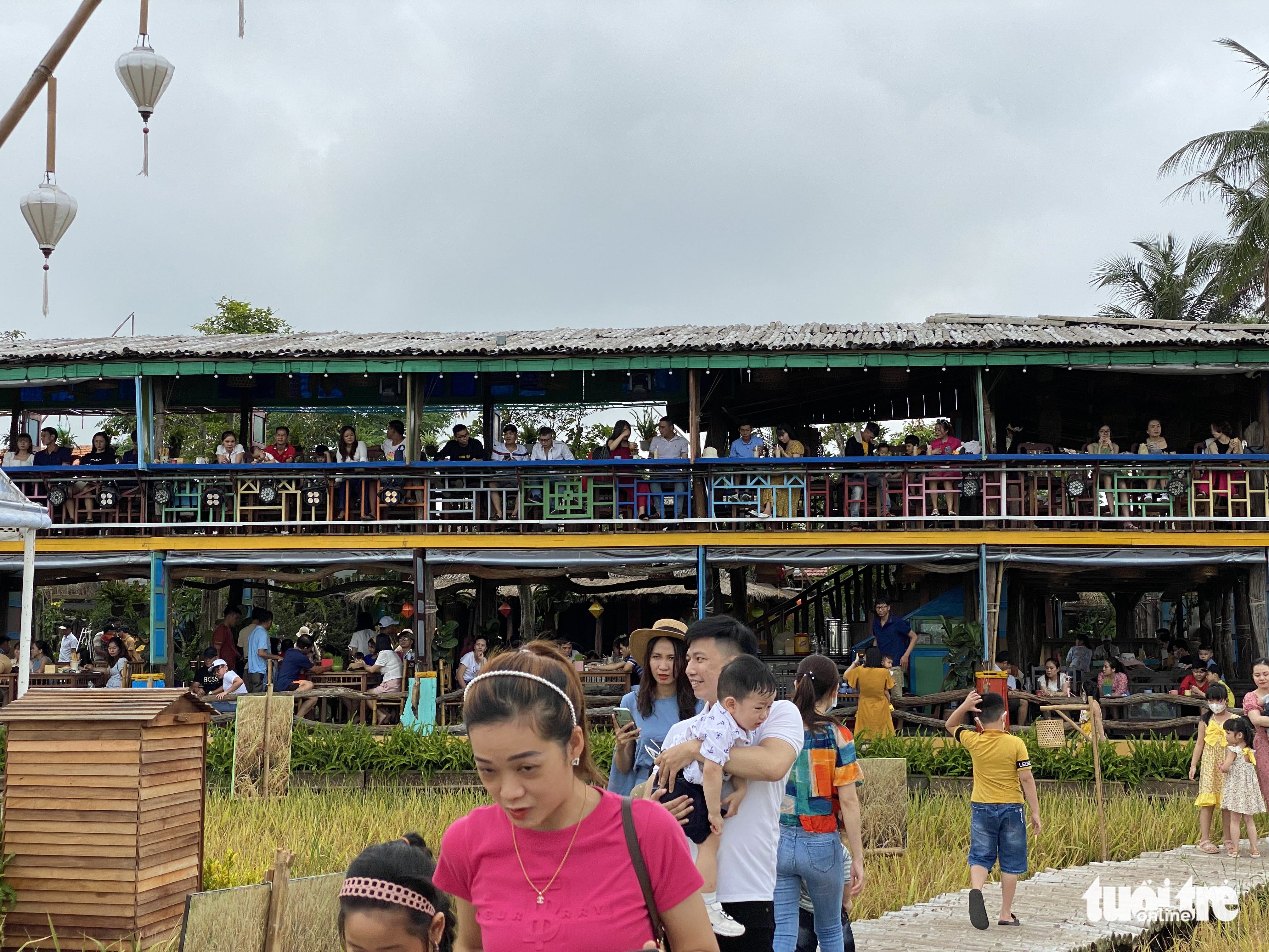 Visitors crowd a restaurant & café on Cam Le paddy field in Hoi An City, Quang Nam Province, May 1, 2022. Photo: Linh Trang / Tuoi Tre