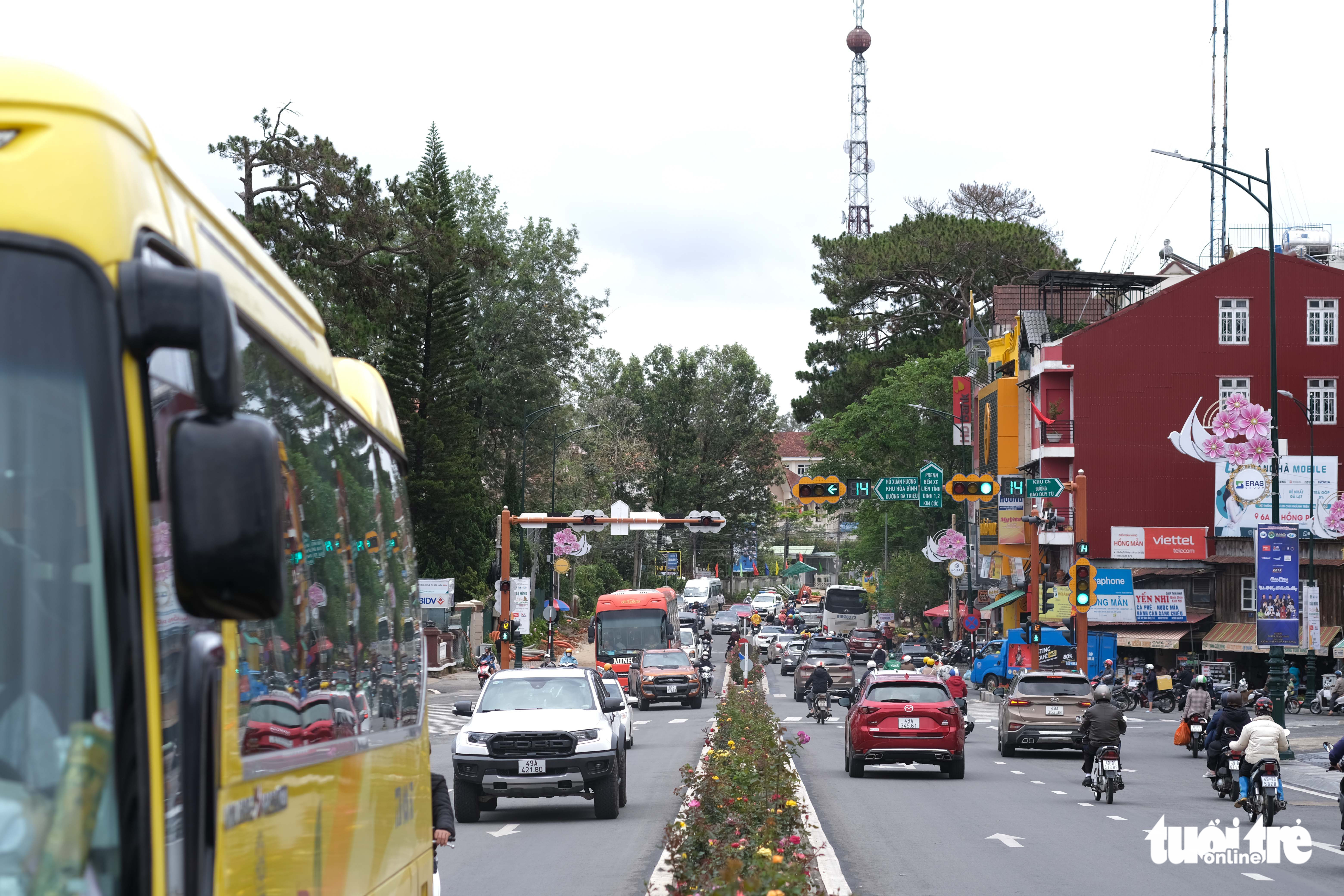 No traffic jam occurs on the usually-busy Tran Phu Street in Da Lat City, Lam Dong Province during the four-day break marking Reunification Day (April 30) and International Workers’ Day (May 1) in 2022. Photo: M. Vinh / Tuoi Tre