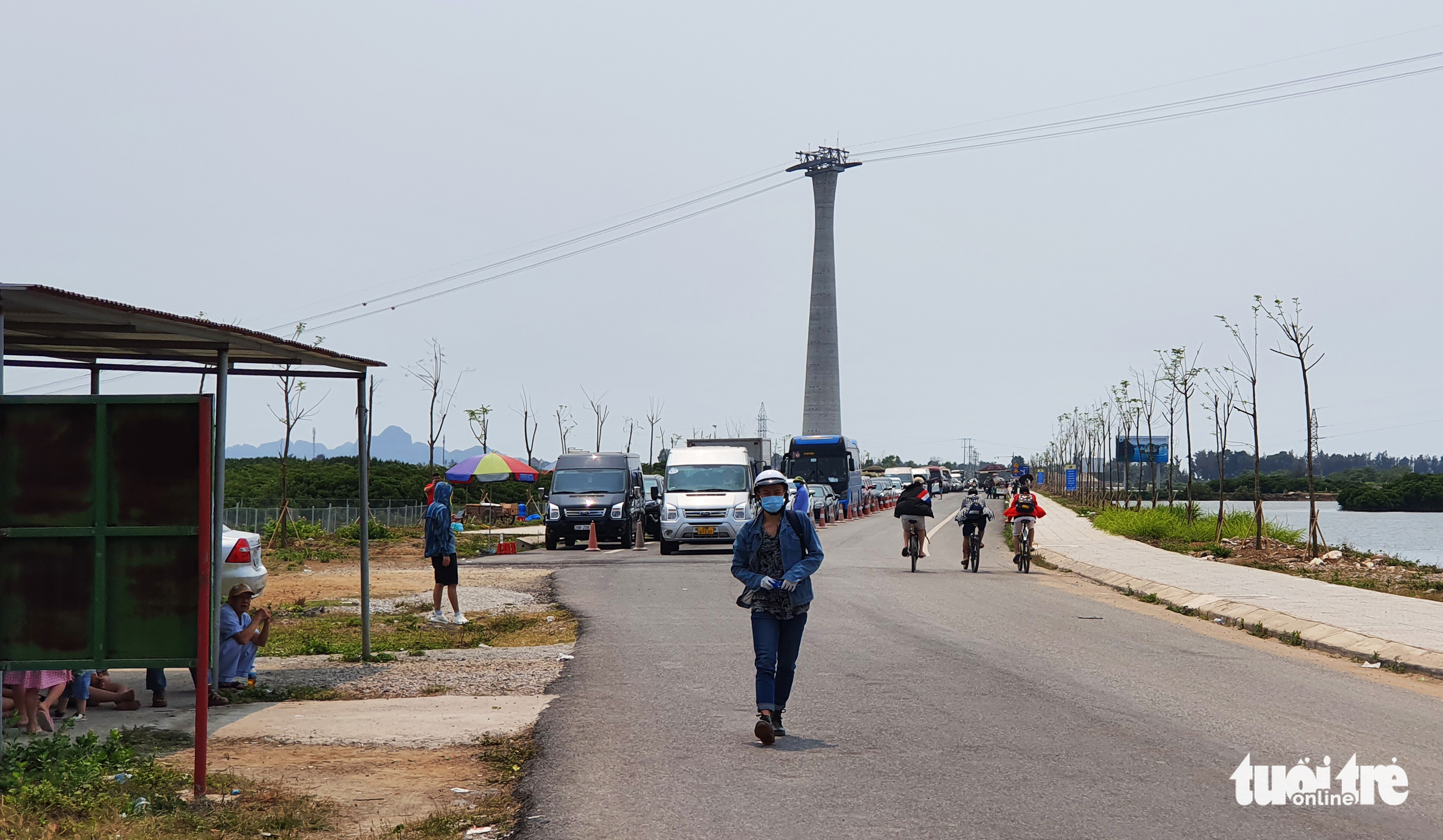 Vehicles line up on the major road leading to the Cai Vieng ferry terminal in Cat Ba Island off Hai Phong City, Vietnam, May 2, 2022. Photo: Tien Thang / Tuoi Tre