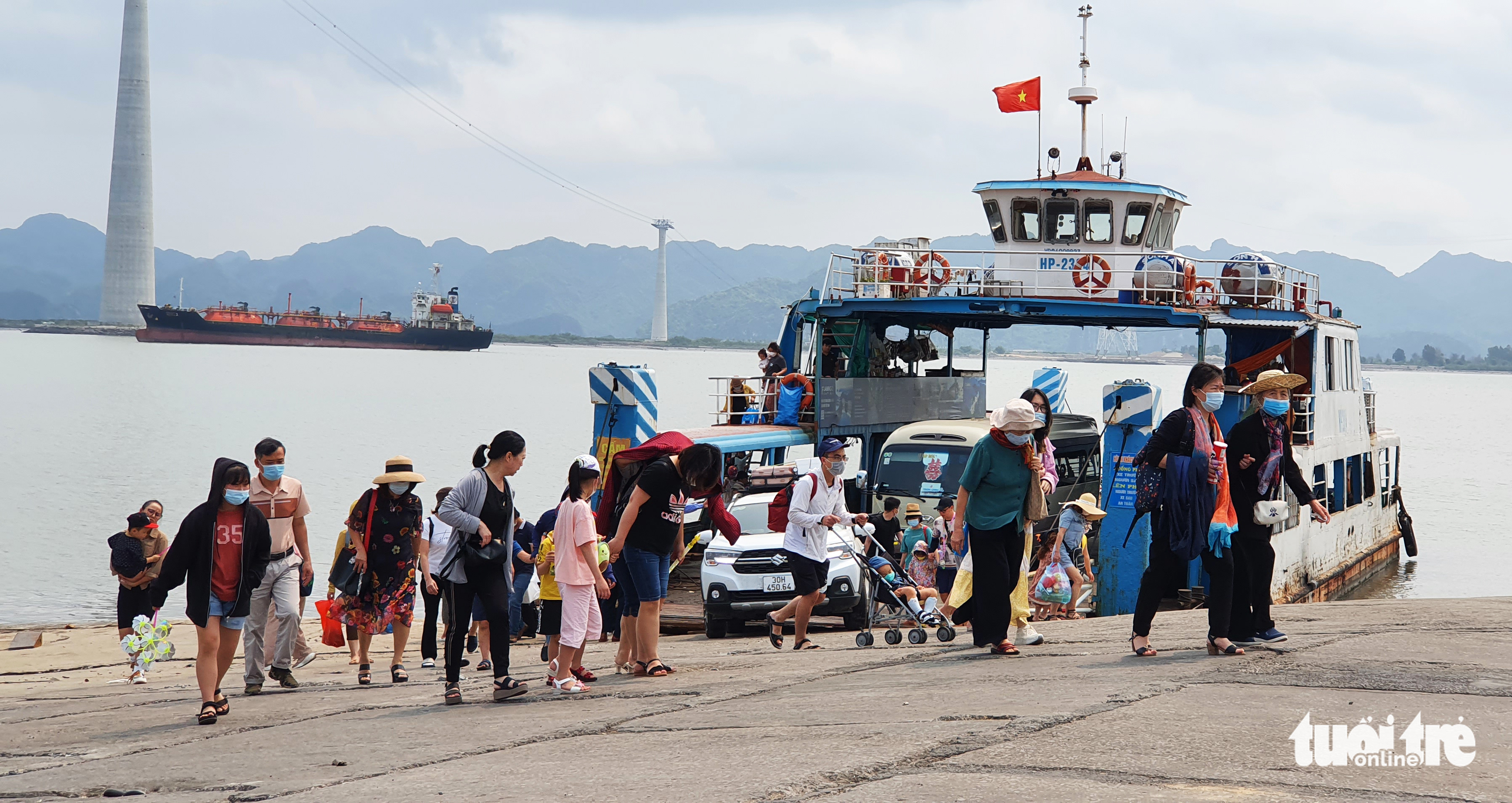 People arrive in Cat Ba Island off Hai Phong City, Vietnam, by ferry during the four-day break marking Reunification Day (April 30) and International Workers’ Day (May 1) in 2022. Photo: Tien Thang / Tuoi Tre