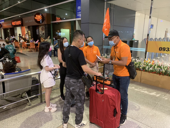 Vietnamese tourists complete procedures to fly to Dubai and Abu Dhabi in the Reunification Day (April 30) and International Workers’ Day (May 1) holiday this year. Photo: Nguyen Minh / Tuoi Tre