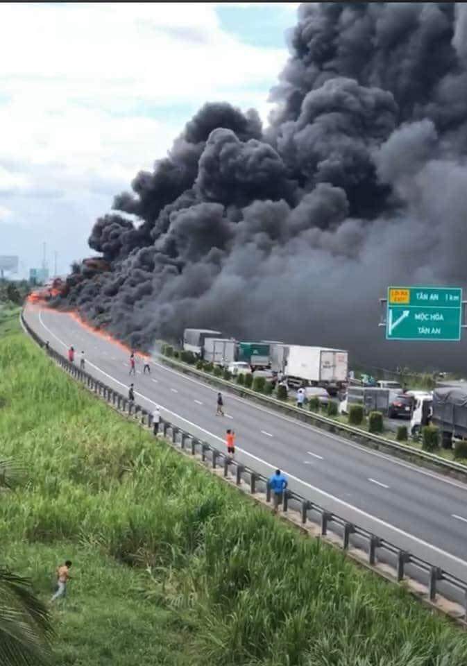 Smoke comes out from the inferno along the Ho Chi Minh City-Trung Luong Expressway, May 4, 2022. Photo: Hong Dao / Tuoi Tre