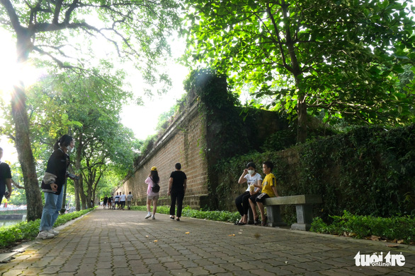 In contrast to the hustle and bustle seen at the Son Tay ancient citadel in the evening, visitors can stroll leisurely around the citadel and relish a breath of fresh air under old-tree shade in the suburbs at the end of the afternoon. Photo: Ha Thanh / Tuoi Tre