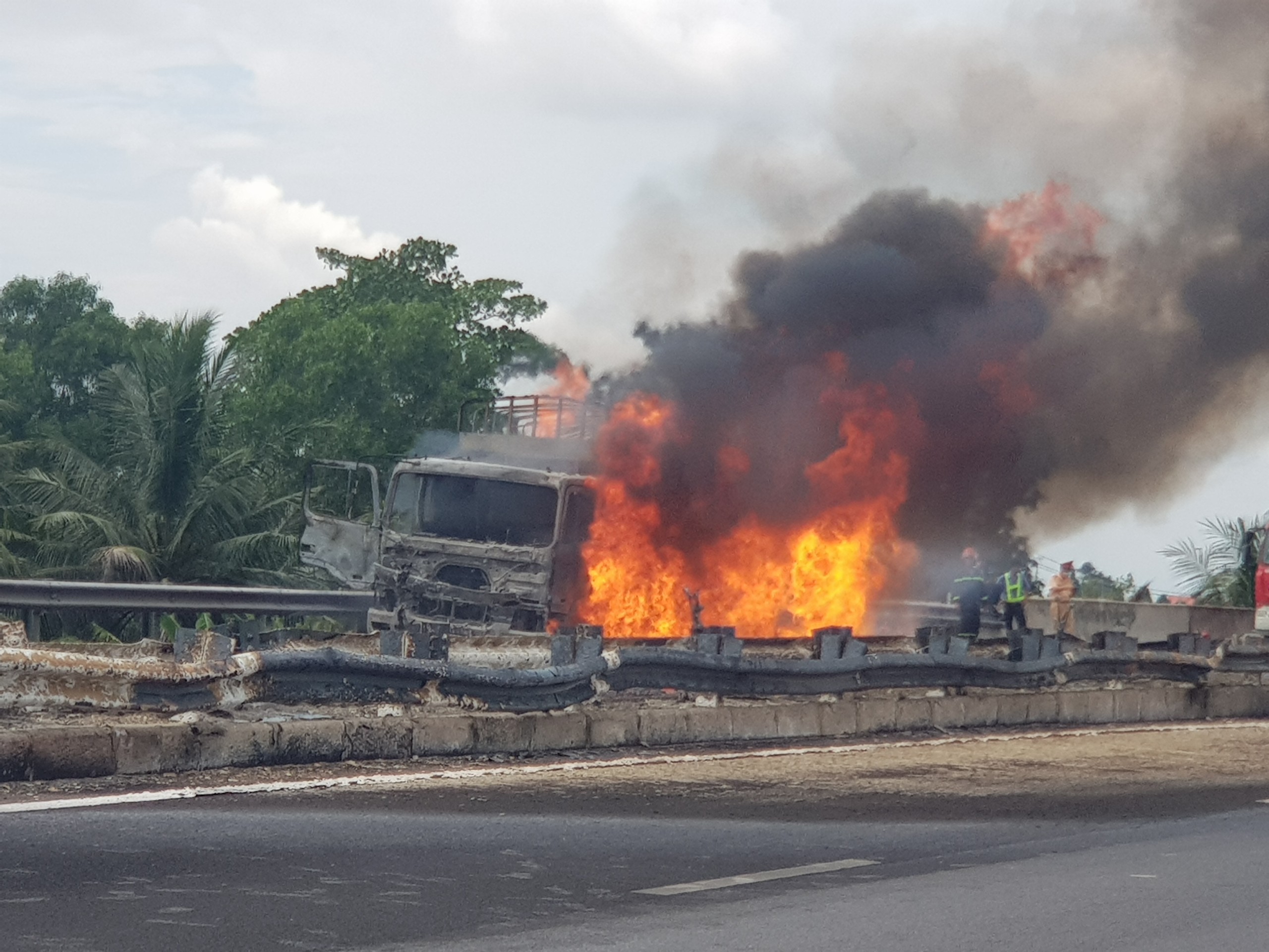 Truck carrying lubricating oil catches fire on southern Vietnam expressway