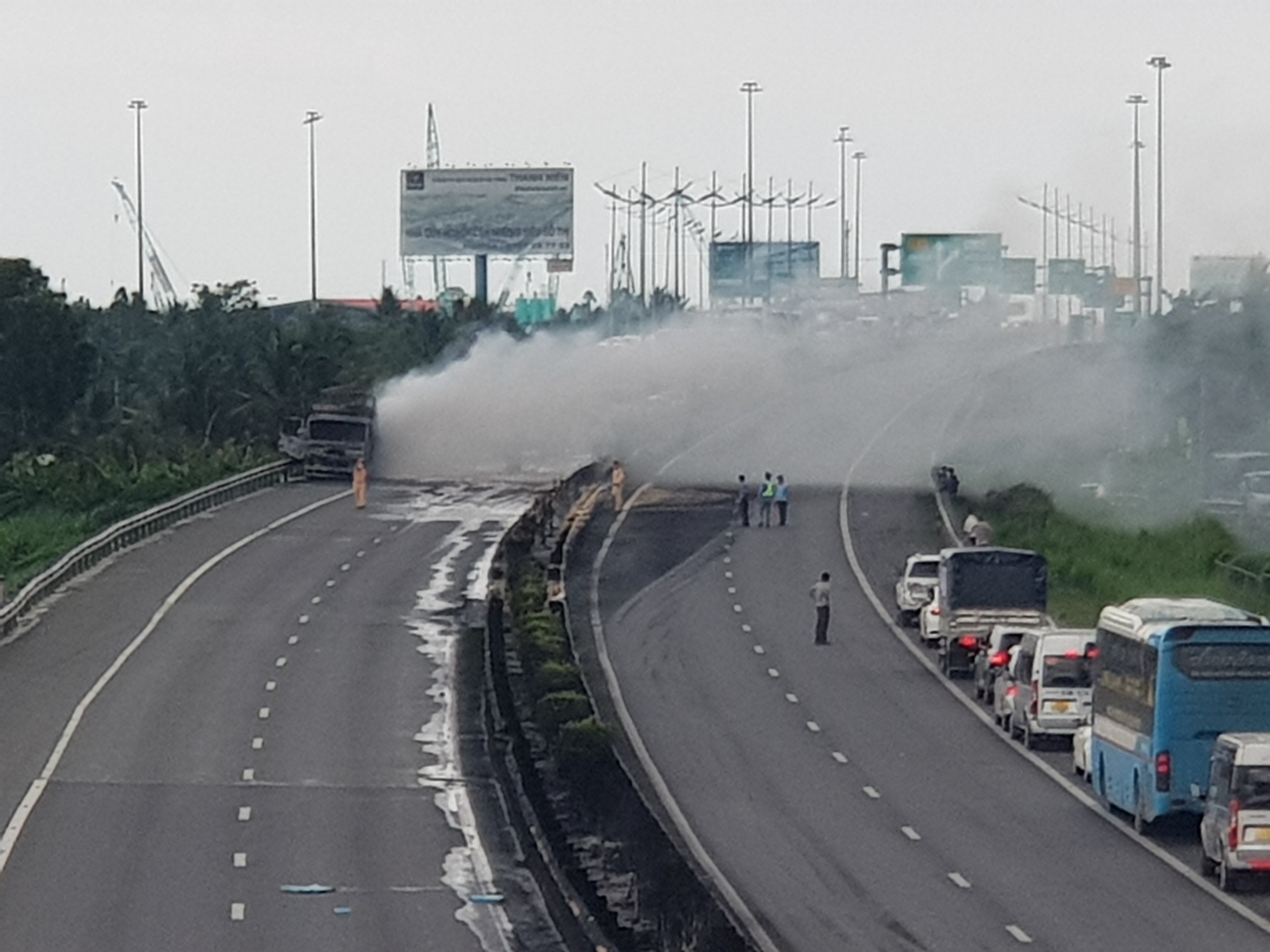 A truck carrying lubricating oil catches fire on the Ho Chi Minh City-Trung Luong Expressway, May 4, 2022. Photo: Son Lam / Tuoi Tre