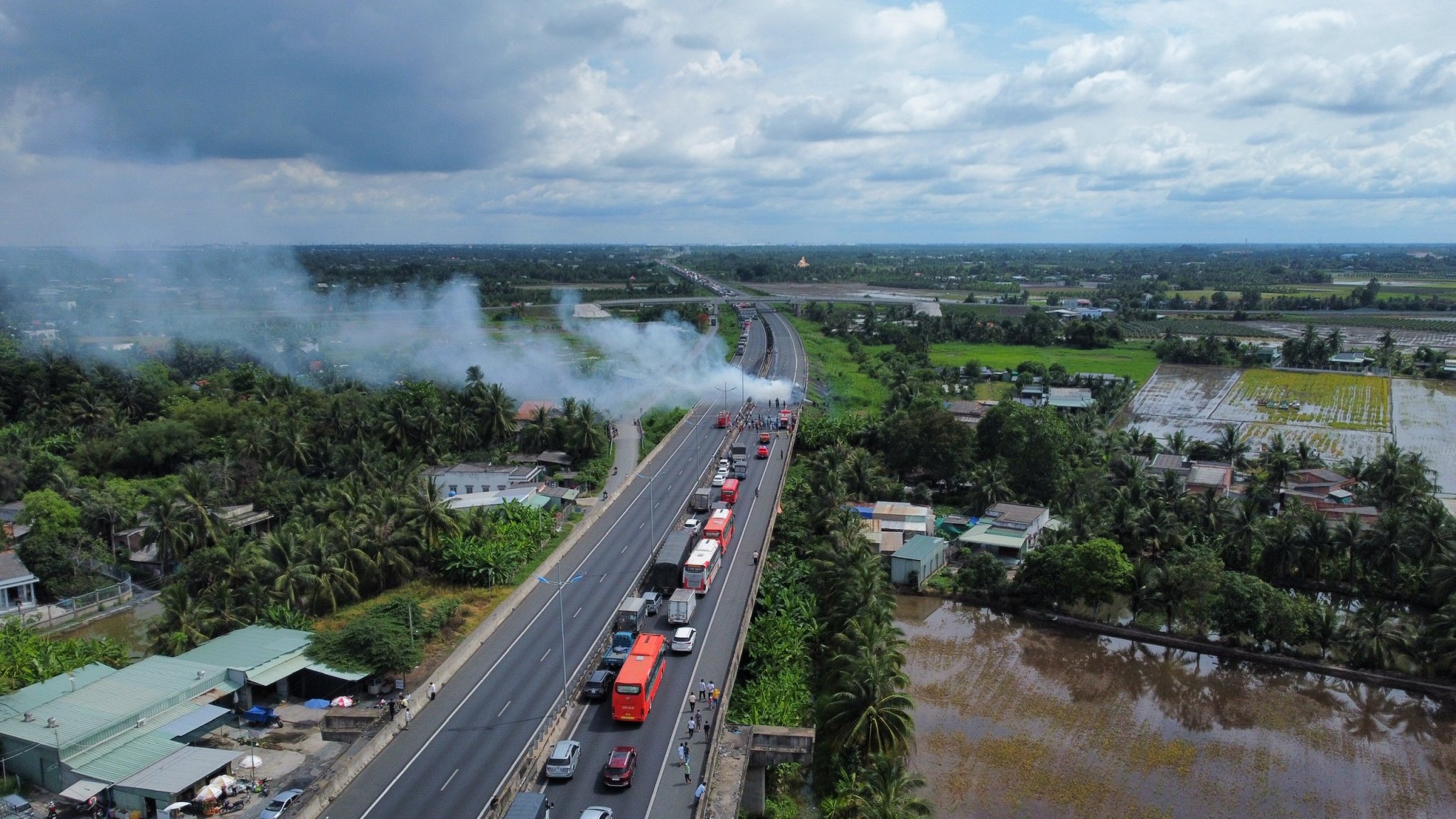 A bird’s-eye view of the fire along the Ho Chi Minh City-Trung Luong Expressway, May 4, 2022. Photo: Son Lam / Tuoi Tre