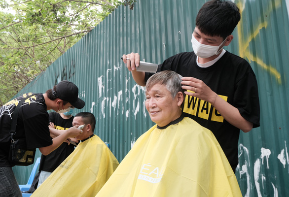 Hair on fleek: Young people offer fresh cuts for free on Hanoi’s busy streets