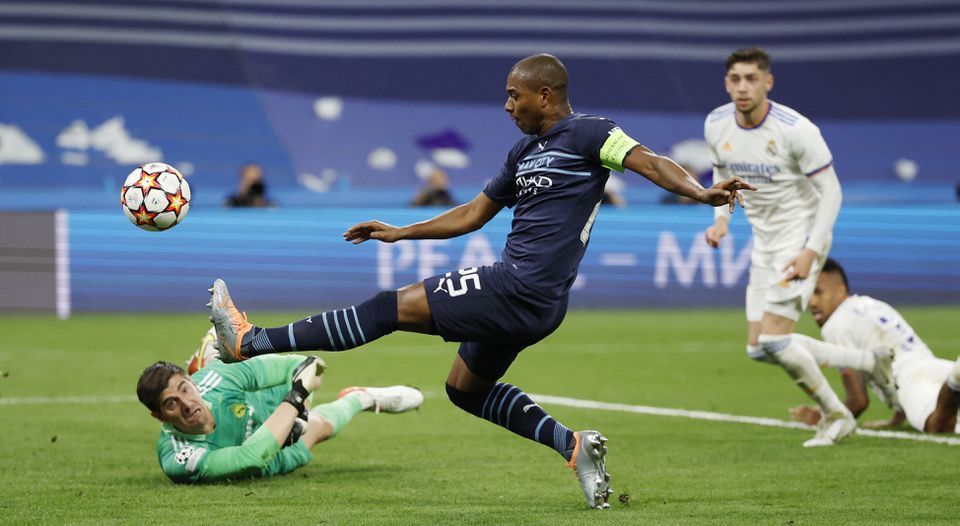 Soccer Football - Champions League - Semi Final - Second Leg - Real Madrid v Manchester City - Santiago Bernabeu, Madrid, Spain - May 4, 2022 Manchester City's Fernandinho misses a chance to score as Real Madrid's Thibaut Courtois looks on. Photo: Reuters